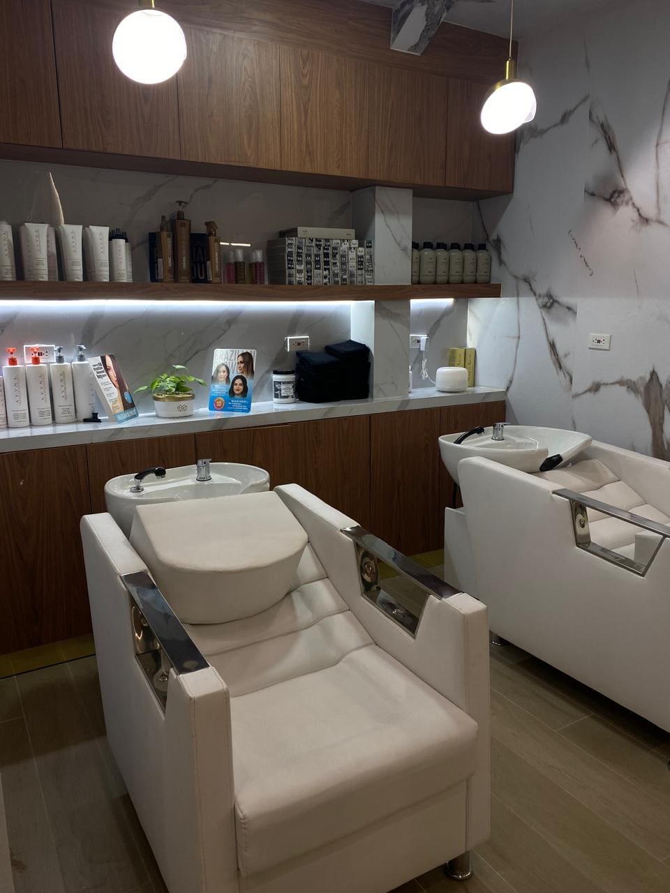 Zona de lavado de cabello con productos profesionales